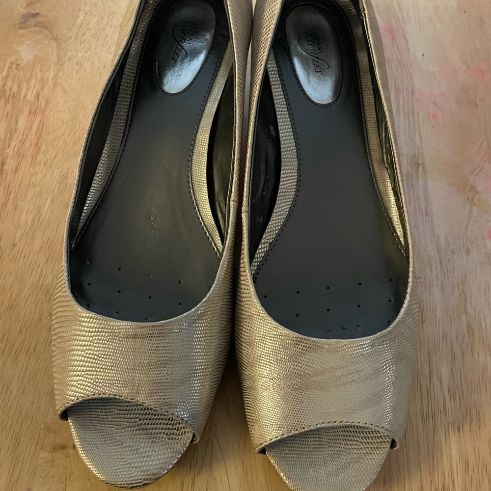Alfani Women’s Open Toes  Golden Color Size 8